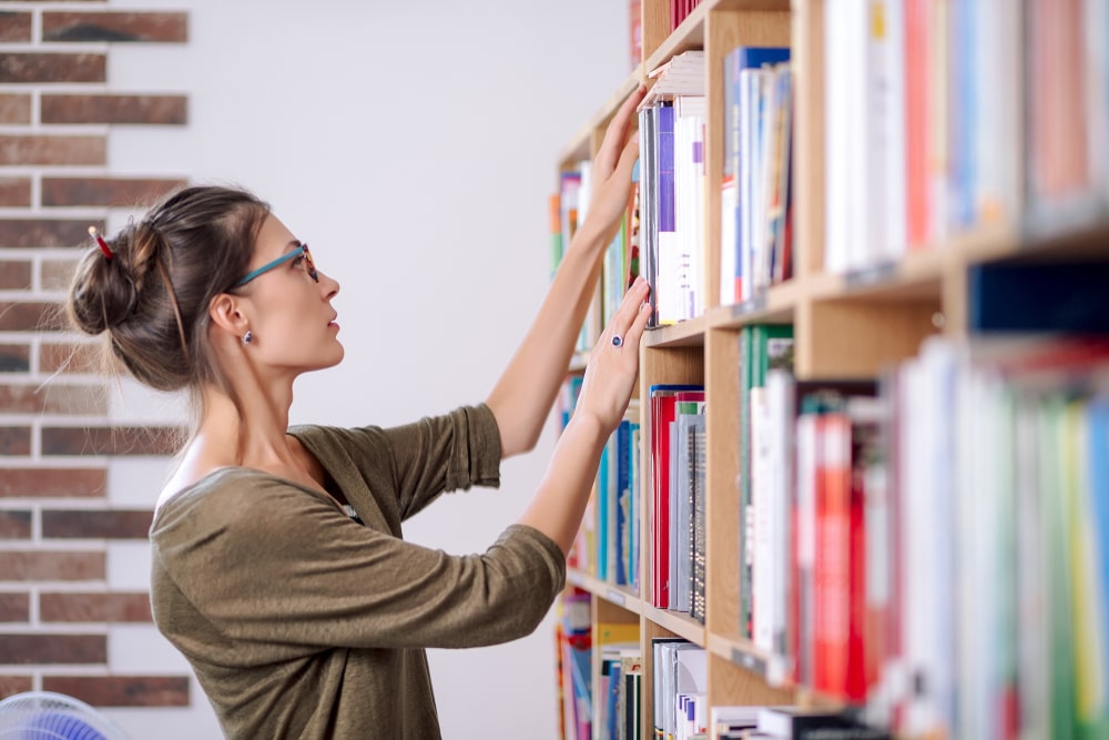 Librarian searching for books, symbolizing the concept of keyword search in SEO.